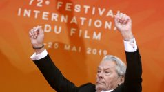 Francouzský herec Alain Delon na filmovém festivalu v Cannes převzal čestné ocenění za celoživotní dílo
