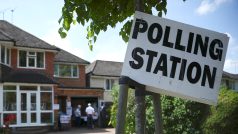 Stovky občanů Evropské unie žijících v Británii měly ve čtvrtek problémy ve volebních místnostech