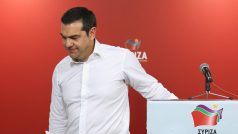 Řecký premiér Tsipras opouští tiskovou konferenci po oznámení výsledků evropských voleb.