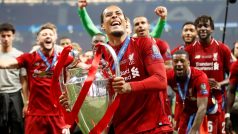 Stoper Liverpoolu Virgil Van Dijk s ušatým pohárem pro vítěze Ligy mistrů