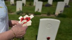 Dřevěné kříže s vlčími máky na britském válečném hřbitově v Normandii