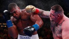 Američan Andy Ruiz (vpravo) připravil britského boxera Anthonyho Joshuu o tituly profesionálního mistra světa v těžké váze organizací WBA, IBF a WBO