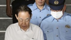 Odsouzený Hideaki Kumazawa odchází od soudu k šestiletému trestu ve vězení