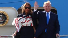 Americký prezident Donald Trump se svou manželkou Melanií přiletěli v pondělí dopoledne na třídenní státní návštěvu Velké Británie