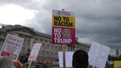 I v pondělí se Trump dočkal menšího protestu před Buckinghamským palácem