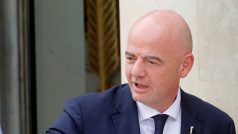 Předseda Mezinárodní fotbalové federace Gianni Infantino byl na kongresu v Paříži veřejným hlasováním potvrzen ve funkci na další čtyři roky