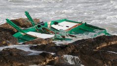 Přibližně 800 metrů od břehu se člun se záchranáři, kteří se vydali pomoct rybářskému člunu, převrátil a tři záchranáři se utopili.