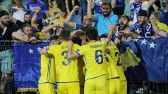 Kosovští fotbalisté slaví spolu se svými fanoušky.