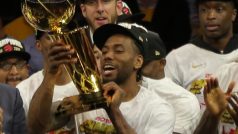 Basketbalisté Toronta slaví zisk trofeje pro vítěze NBA.