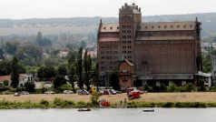 Letcovo tělo se z vraku, ležícího asi deset metrů od břehu, podařilo vyprostit zhruba po dvou hodinách