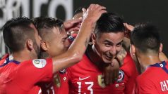 Fotbalisté Chile slaví gól v zápase s Japonskem