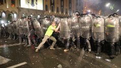 Při demonstracích bylo zraněno více než 60 lidí, mezi nimi i policisté.