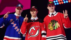 Zleva: Kaapo Kakko (New York Rangers), Jack Hughes (New Jersey Devils) a Kirby Dach (Chicago Blackhawks)