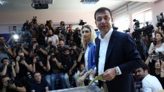 Ekrem Imamoglu vyhrál volby v Istanbulu. Na fotce během hlasování, doprovázen svou manželkou Dilek