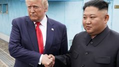 Donald Trump s Kim Čon-unem udržují dobré vztahy. Trump například jako první prezident USA krátce vstoupil na území KLDR.