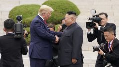 Kim Čong-un řekl, že má s americkým prezidentem „vynikající vztah“. „Pokud by tomu tak nebylo, nikdy bychom nezvládli tuhle náhlou schůzku uskutečnit,“ uvedl korejský vůdce a směrem k Trumpovi dodal: „Chtěl jsem se s vámi znovu setkat.“
