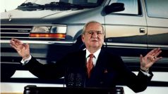 Lee Iacocca na jednom z brífinků automobilky Chrysler v únoru 1991