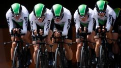 Jezdci stáje Dimension data během týmové časovky na Tour de France