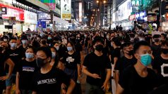 Demonstranti v ulicích Hongkongu