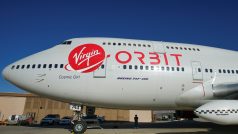 Letadlo společnost Virgin Orbit s raketou