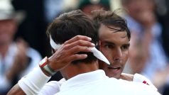 Rafael Nadal gratuluje Rogeru Federerovi k vítězství v semifinále Wimbledonu