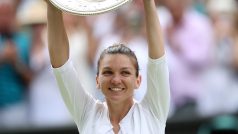 Simona Halepová s trofejí pro vítězku Wimbledonu