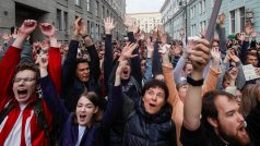 Demonstranti skandovali „to je naše město!“