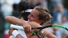 Barbora Strýcová (vpravo) v objetí se svou spoluhráčkou Sie Šu-wej po vítězné wimbledonské čtyřhře