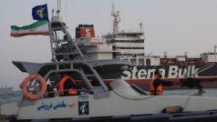 Rychlý člun íránské armády a tanker Steno Impera plující pod britskou vlajkou, který zadržel Teherán