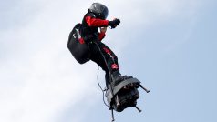 Francouz Franky Zapata na vznášedlu Flyboard Air.