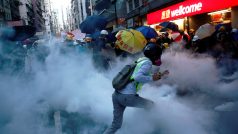 Střety demonstrantů s policií v Hongkongu