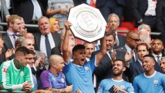 Fotbalisté Manchesteru City slaví s trofejí.