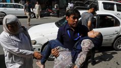 Při výbuchu nálože v automobilu na kontrolním stanovišti před policejní stanicí v Kábulu bylo zraněno nejméně 80 lidí. K útoku se přihlásil Tálibán