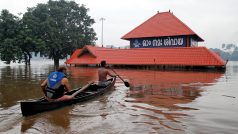 Členové záchranného týmu kontrolují zaplavený chrám
