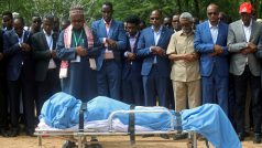 Členové somálské vlády se modlí nad tělem zabitého starosty Mogadiša Abdirahmana Omara Osmana.