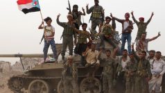 Jihojemenští separatisté stojí na tanku během bojů s vládními silami v Adenu.