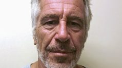 Jeffrey Epstein na policejní fotografii.