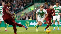 Fotbalista Kluže Billel Omrani proměňuje penaltu v odvetném utkání 3. předkola Ligy mistrů proti Celticu Glasgow