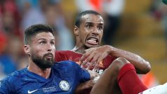 Útočník Chelsea Olivier Giroud v souboji s obráncem Liverpoolu Joelem Matipem