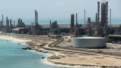 Největší exportní přístav pro ropu na světě Ras Tanura v Saúdské Arábii (archivní foto)