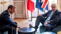 Boris Johnson si na setkání s Emmanuelem Macronem položil na vteřinu nohu na stůl.