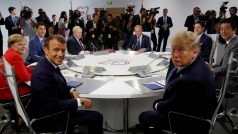 Summit G7 zprava: francouzský prezident Emmanuel Macron, německá kancléřka Angela Merkelová, kanadský premiér Justin Trudeau, britský premiér Boris Johnson, navíc předseda Evropské rady Donald Tusk, italský premiér Giuseppe Conte, japonský premiér Šinzó Abe a americký prezident Donald Trump