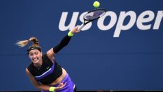 Petra Kvitová podává v prvním kole US Open proti Denise Allertové