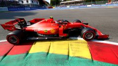 Charles Leclerc ve svém Ferrari během kvalifikace na Velkou cenu Belgie