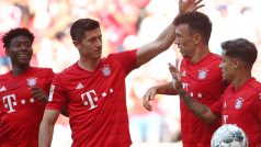 Hráči Bayernu se radují z gólu v ligovém zápase s Mohučí