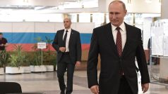 Ruský prezident Vladimir Putin míří k volební komisi, poté se chystá volit v komunálních volbách v Moskvě