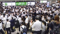 Lidé v Tokiu se potýkají s problémy ve veřejné dopravě.