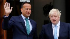 Britský premiér Boris Johnson (vpravo) a jeho irský protějšek Leo Varadkar