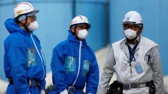 Pracovníci před nádržemi na skladování radioaktivní vody ve Fukušimě (archivní foto)