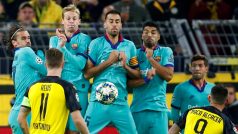 Útočník Dortmundu Paco Alcacer zahrává přímý volný kop proti Barceloně v Lize mistrů